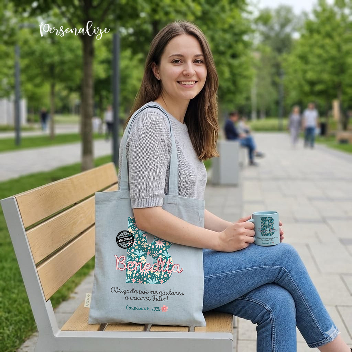 🌸📚&nbsp;Coleção Inicial Florida Personalizada para a Comunidade Escolar&nbsp;📚🌸

Ainda vais a tempo de surpreender aquela professora, educadora ou auxiliar especial com um presente cheio de cor e carinho!&nbsp;

Com um design floral encantador e a inicial do nome personalizada e pequena frase, esta coleção traz a delicadeza das flores e o toque único que todos adoram!

Porque quem cuidou, ensinou e acompanhou… merece algo especial!