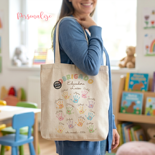 Há pessoas que deixam marca para a vida inteira. ✨

Saco mãozinhas "Obrigado", foi criado para celebrar o carinho, a dedicação e os momentos inesquecíveis partilhados dentro e fora da sala de aula.

Com os nomes das crianças e um design cheio de cor e ternura, transforma-se numa recordação única para oferecer à educadora/ professora ou auxiliares no final do ano letivo.

Um presente simples, mas com um significado gigante.