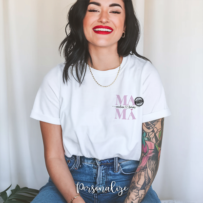 T-shirt personalizada com Design delicado, cores suaves e detalhes encantadores com a palavra "Mamã" e os nomes dos filhos – porque cada peça conta uma história única.

T-shirt 100% algodão com personalização estilo bolso. Com diferentes cores em destaque escolha a que a sua mãe mais vai gostar.

O presente ideal para Dia da Mãe, Aniversário ou Natal
