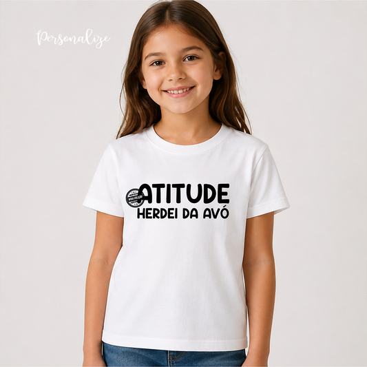 Quem disse que as avós só passam receitas? Esta pequena já herdou o melhor: a atitude! 😎

T-shirt "Atitude herdei da avó", perfeita para as crianças cheias de personalidade, energia e respostas rápidas na ponta da língua. Uma t-shirt divertida que arranca sorrisos e faz toda a gente perceber de onde vem aquele feitio especial.
Disponível nos tamanhos 1-2 anos, 3-4 anos, 5-6 anos, 7-8 anos, 9-11 anos e 12-13 anos.