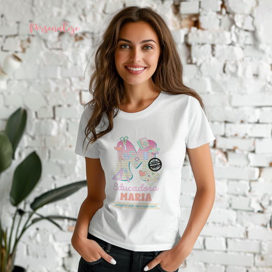 Há pessoas que ensinam com o coração e deixam cor na vida de cada criança. ✨

A t-shirt “Educadora, contigo a vida tem mais cor", é&nbsp;o presente perfeito para agradecer todo o carinho, dedicação e paciência ao longo do ano letivo.

Porque há pessoas que fazem a diferença todos os dias… e merecem senti-lo.