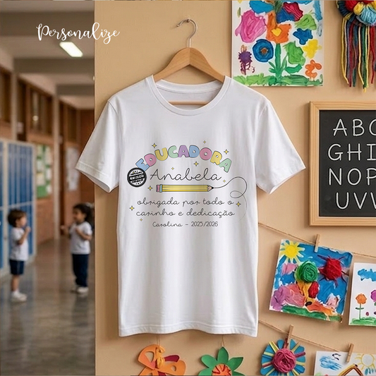 Ensinar é muito mais do que transmitir conhecimento — é inspirar, apoiar e acompanhar cada passo do crescimento.

T-shirt "Obrigada por todo o carinho e dedicação", personalizado com nome e/ou frase que desejar. Disponível do tamanho S ao XXL.&nbsp;

Uma homenagem especial para quem dedica o coração a ensinar.