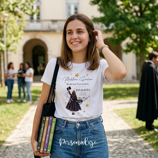 Ser finalista é guardar para sempre momentos únicos, amizades verdadeiras, aprendizagens e memórias que marcaram uma etapa tão especial. 🎓✨

É celebrar conquistas, recordar os melhores momentos e dar início a novos sonhos e novas aventuras. 💫
T-shirt finalista "O futuro é agora e está repleto de sucesso", personalizado com nome, fotografia e o ano que desejar. Disponível do tamanho S ao XXL.

Porque cada finalista merece uma recordação especial para mais tarde recordar com carinho.&nbsp;