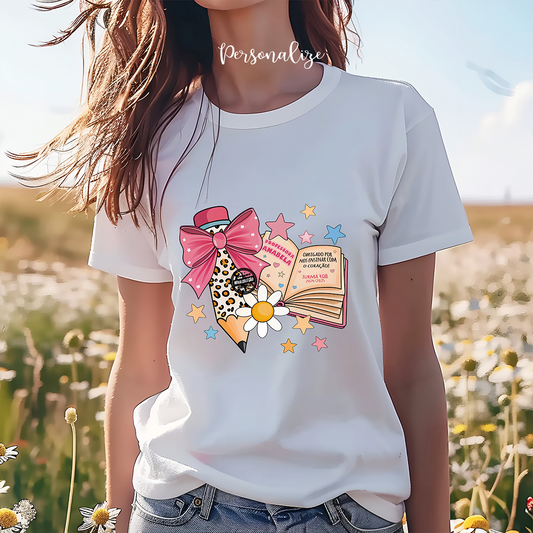 Ensinar é muito mais do que transmitir conhecimento — é inspirar, apoiar e acompanhar cada passo do crescimento.

T-shirt lápis e livro "Professora obrigada por nos ensinar com o coração", personalizado com nome e/ou frase que desejar. Disponível do tamanho S ao XXL.&nbsp;

Uma homenagem especial para quem dedica o coração a ensinar.