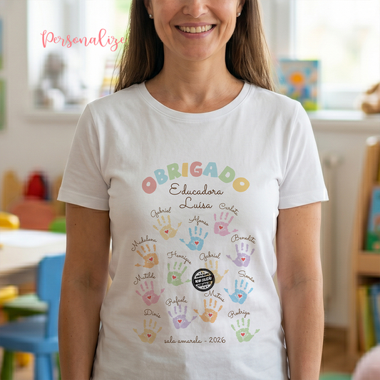 Há pessoas que deixam marca para a vida inteira. ✨

T-shirt mãozinhas "Obrigado", foi criado para celebrar o carinho, a dedicação e os momentos inesquecíveis partilhados dentro e fora da sala de aula.

Com os nomes das crianças e um design cheio de cor e ternura, transforma-se numa recordação única para oferecer à educadora/ professora ou auxiliares no final do ano letivo.

Um presente simples, mas com um significado gigante.