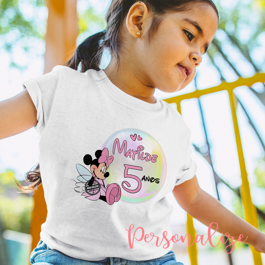 Encontre connosco as t-shirts preferida dos mais pequeninos!   T-shirts de aniversário Minnie. Personalize com nome e idade que desejar. Disponível de 1-2 anos a 12-14 anos.   REF:KIDS090  Material  100% algodão
