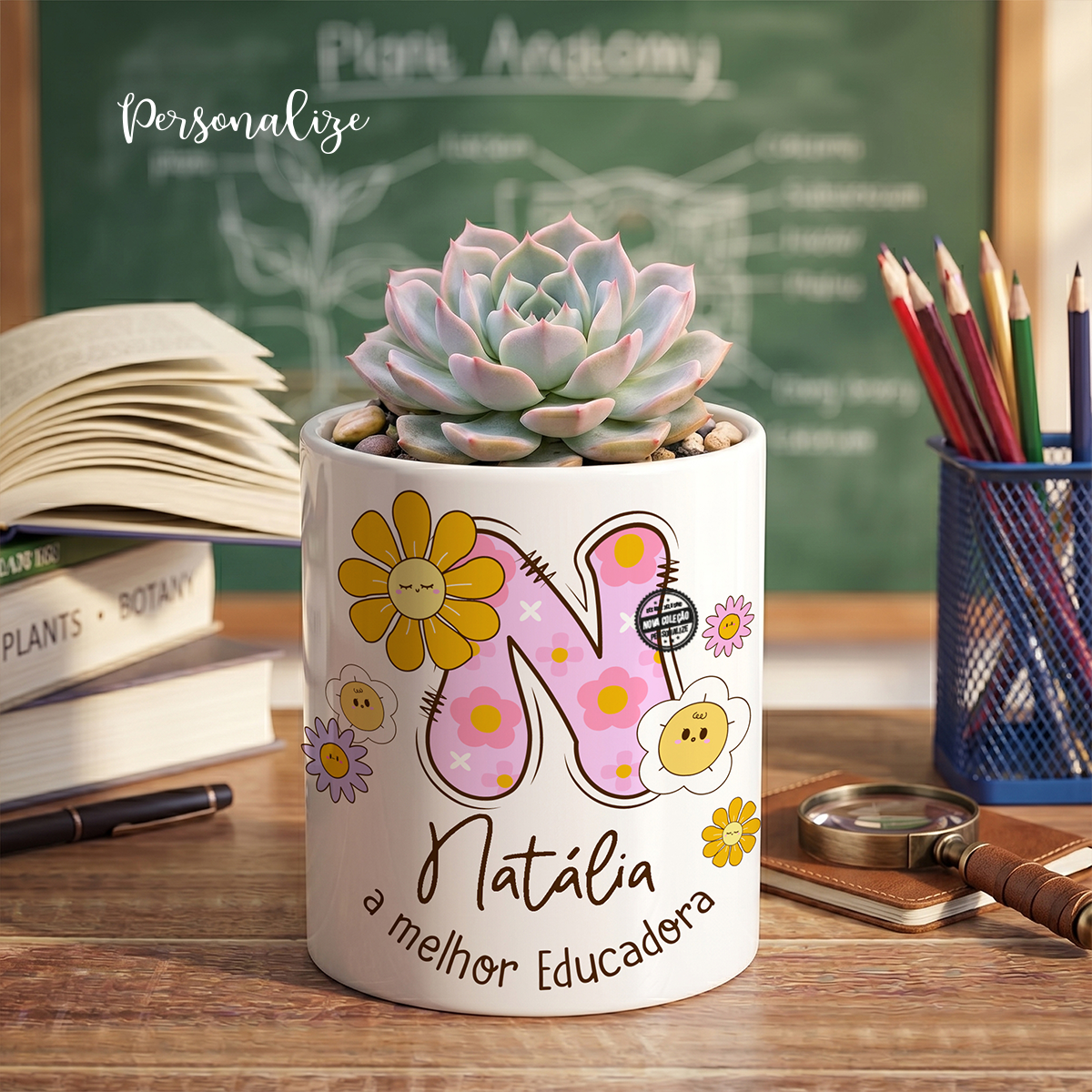 🌸📚&nbsp;Coleção Florida Personalizada para a Comunidade Escolar&nbsp;📚🌸

Ainda vais a tempo de surpreender aquela professora, educadora ou auxiliar especial com um presente cheio de cor e carinho!&nbsp;

Com um design floral encantador e a inicial do nome personalizada e pequena frase, esta coleção traz a delicadeza das flores e o toque único que todos adoram!

- Presente perfeito para agradecer
- Novidade fresquinha
- Ideal para o final do ano letivo

🌸 Porque quem cuidou, ensinou e acompanhou… merece