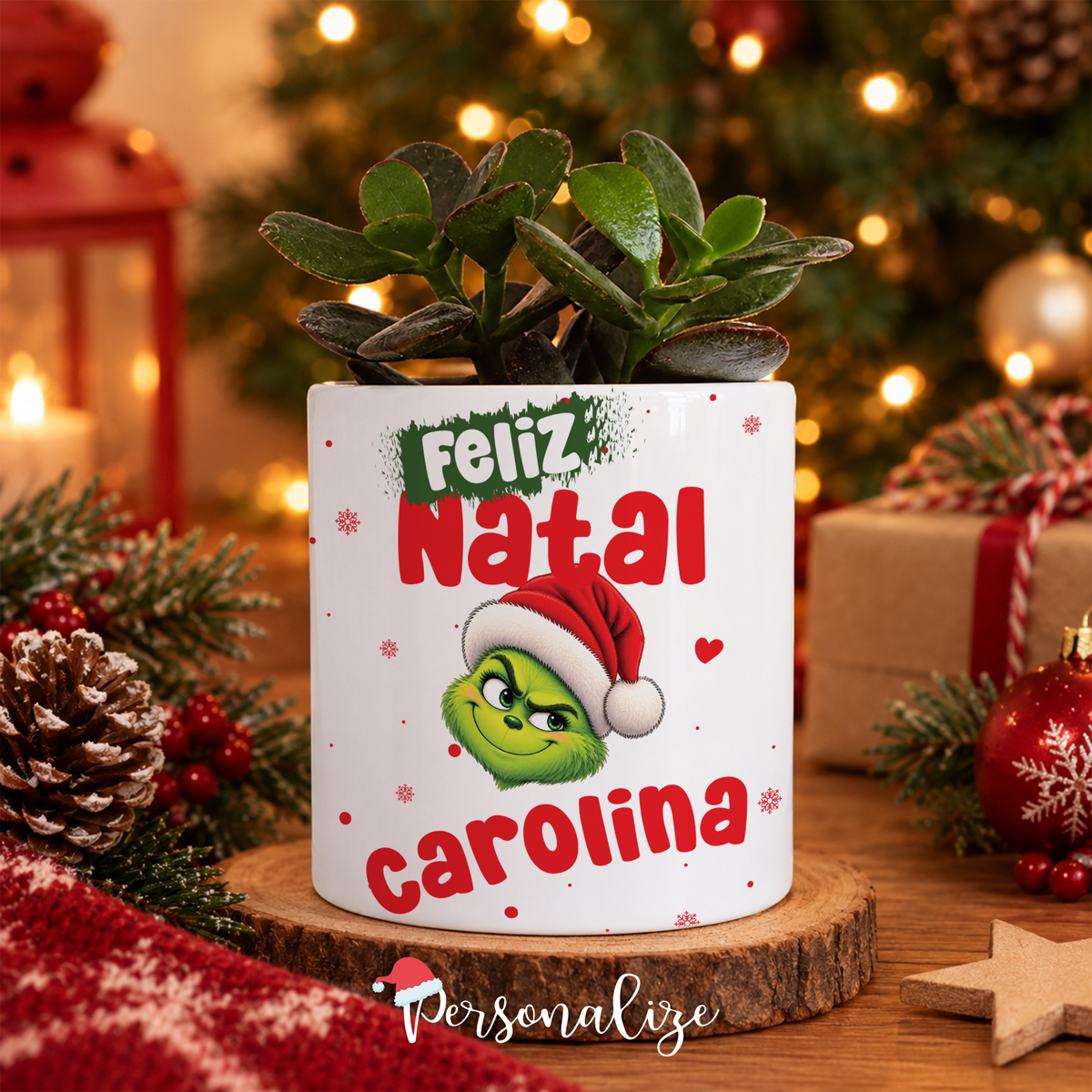 💚🎄 COLEÇÃO GRINCH - UM NATAL COM PERSONALIDADE! 🎄❤️

Quem disse que o Natal tem de ser sempre fofinho?&nbsp;O Grinch chegou à nossa loja para dar um toque de humor, irreverência e muita personalidade à época mais mágica do ano! 🎅✨

Vaso com suculenta&nbsp;Grinch "Feliz Natal", inspirada na personagem mais rabugenta da época natalícia, esta coleção reúne artigos que combinam criatividade, originalidade e o espírito irreverente do Grinch.

Seja para oferecer a alguém especial ou para dar um toque divertid