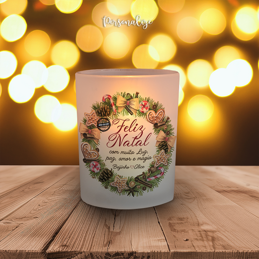 Neste Natal, os pequenos gestos fazem a maior diferença!&nbsp;🎅🏻🎄

Envolta na magia e na tradição, as grinaldas de Natal simbolizam tudo o que há de mais bonito nesta época: o amor, a união e a partilha.
Vela de natal "Grinalda - Feliz Natal", ideal para quem adora o espírito natalício e quer levar um toque festivo para o dia-a-dia, seja num presente, numa decoração especial ou num acessório único.
Personalize com a frase e fotografia que desejar.&nbsp;