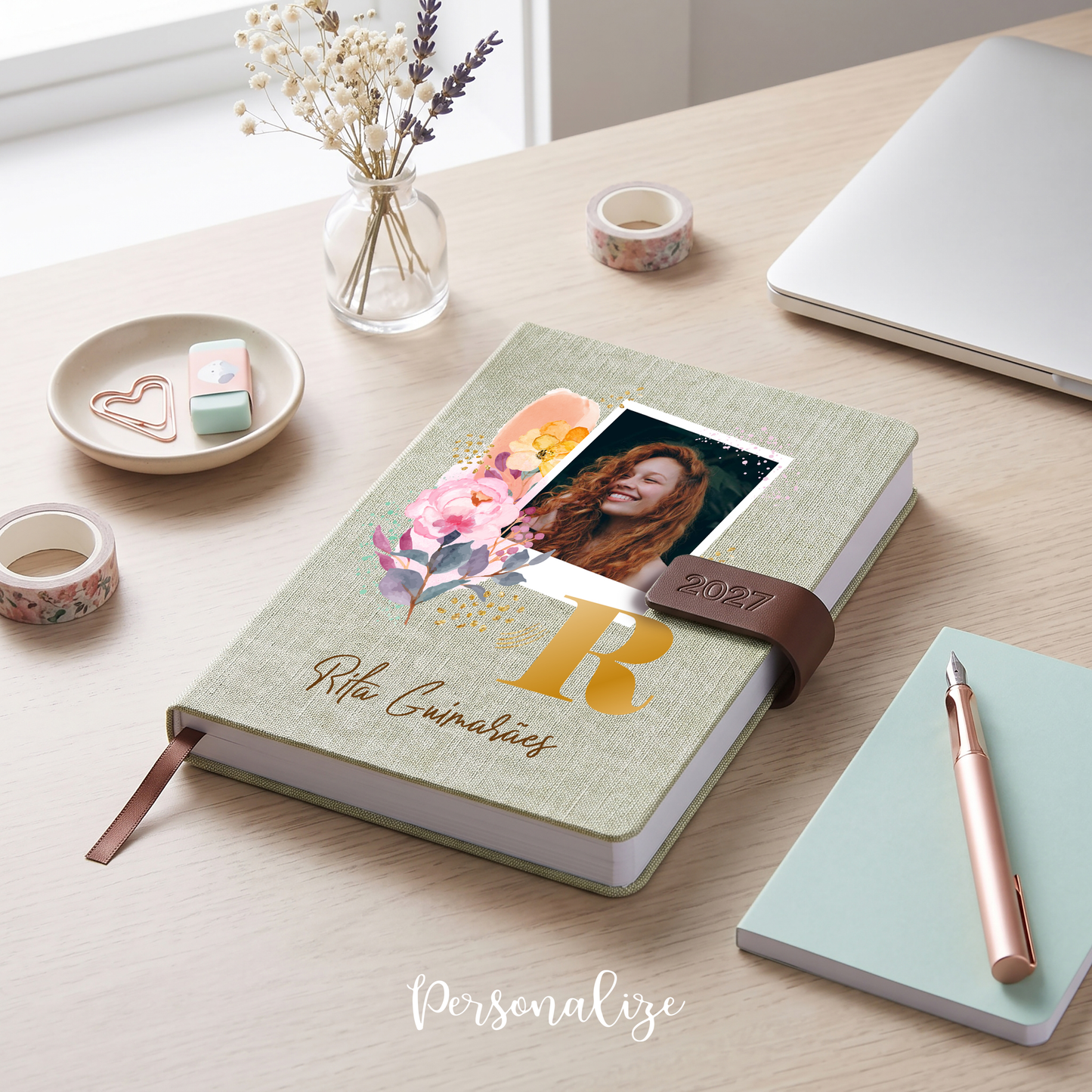 PRÉ-VENDA- Agenda Personalizada 2027 com Foto, Floral Aguarela e Inicial Dourada