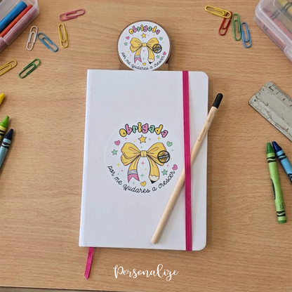 Bloco de notas " obrigada " o presente ideal personalizado para oferecer à educadora, professora ou auxiliar no final do ano letivo,, aniversário ou natal, um presente util e cheio de significado,&nbsp; com marcador&nbsp; em craft com 6 blocos de post it coloridos, e lápis semente ( sementes de margaridas, mangericão, girassol e tomate cherry) envio aleatório.