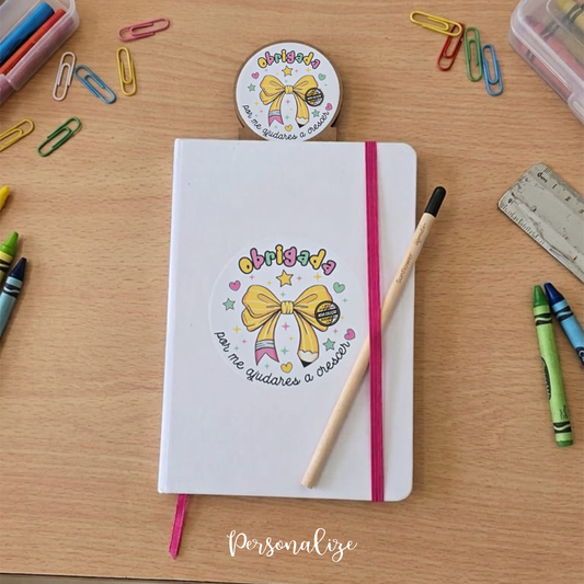 Bloco de notas " obrigada " o presente ideal personalizado para oferecer à educadora, professora ou auxiliar no final do ano letivo,, aniversário ou natal, um presente util e cheio de significado,&nbsp; com marcador&nbsp; em craft com 6 blocos de post it coloridos, e lápis semente ( sementes de margaridas, mangericão, girassol e tomate cherry) envio aleatório.