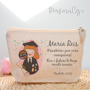 Novidade!   Cada finalista faz o seu próprio percurso, a nós parece-nos que um pouquinho de diversão não faz mal a ninguém! Bolsinha para diversas utilizações, um presente super útil e personalizado por si para oferta de um presente super especial.   REF: PRO463