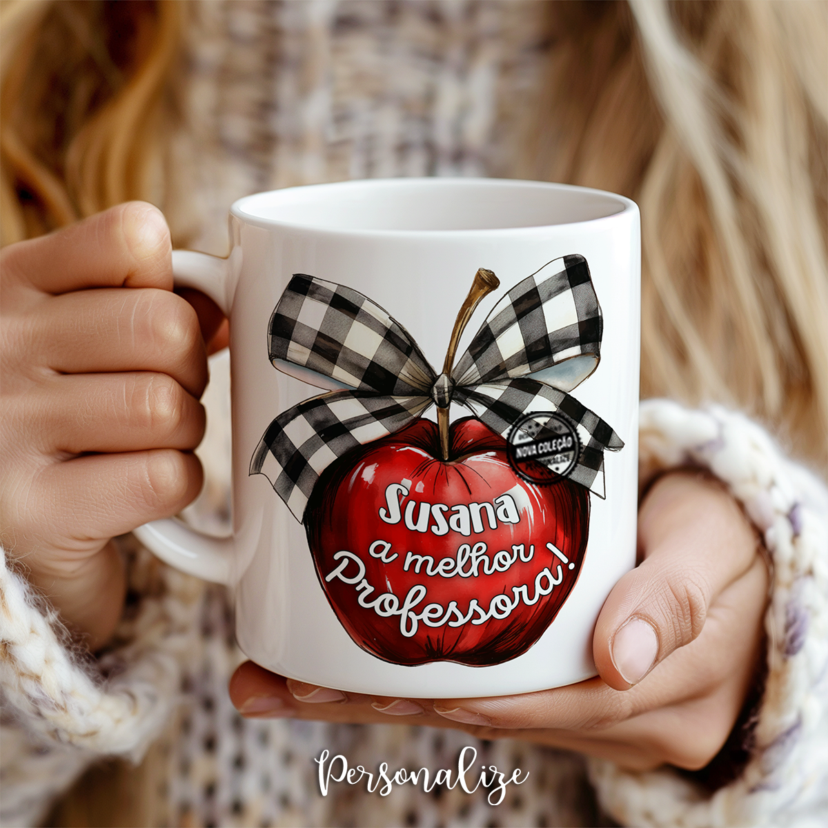 As nossas canecas personalizadas para a professora, com um design da maçã e laço são perfeitas para transmitir gratidão e reconhecimento pelo empenho e dedicação ao longo do ano. Personalize com a frase que desejar.&nbsp;

Ideal para oferecer à Professora, Educadora, Auxiliar, Terapeuta ou Monitora no final das aulas, aniversário ou Natal
