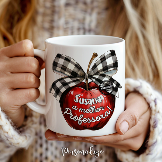 As nossas canecas personalizadas para a professora, com um design da maçã e laço são perfeitas para transmitir gratidão e reconhecimento pelo empenho e dedicação ao longo do ano. Personalize com a frase que desejar.&nbsp;

Ideal para oferecer à Professora, Educadora, Auxiliar, Terapeuta ou Monitora no final das aulas, aniversário ou Natal
