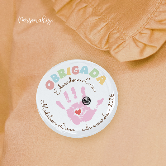 Há pessoas que deixam marca para a vida inteira. ✨

Crachá mãozinhas "Obrigado", foi criado para celebrar o carinho, a dedicação e os momentos inesquecíveis partilhados dentro e fora da sala de aula.

Com os nomes das crianças e um design cheio de cor e ternura, transforma-se numa recordação única para oferecer à educadora/ professora ou auxiliares no final do ano letivo.

Um presente simples, mas com um significado gigante.