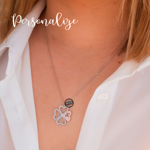 Novidade!   Fio em aço inóx super elegante com trevo de quatro folhas para dar sorte. Personalize com a inicial daquela pessoa especial que deseja sempre ter consigo.   REF: PERS499  Material  Aço inóx.