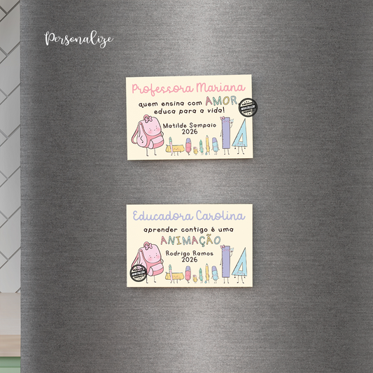 Há professoras que acompanham os nossos meninos desde pequeninos.

Este presente é ideal para oferecer no final do ano letivo e também numa altura de transição de escolas. Marque o momento e agradeça a quem mais merece!&nbsp;
Íman "Quem ensina com amor educa para a vida", aproveite a nossa sugestão ou adapte com a frase que desejar.&nbsp;
