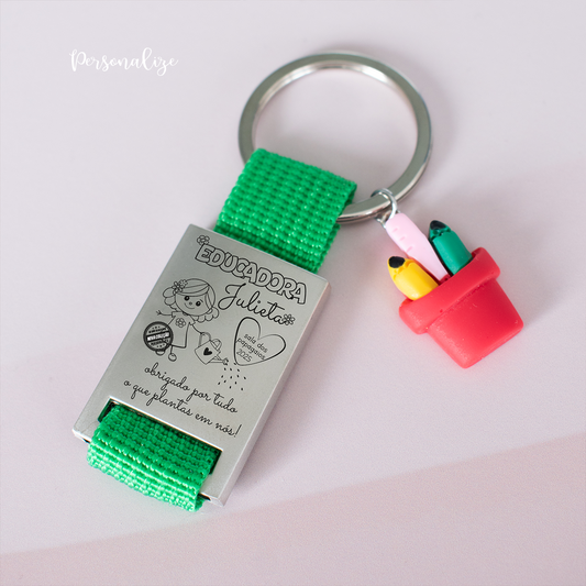🌸✨Para a educadora que planta amor e colhe sorrisos!

A nossa coleção personalizada para educadoras é uma verdadeira homenagem a quem dedica o seu tempo a ensinar e cuidar com tanto carinho. Com um design colorido e alegre, cada peça traz a frase especial: "Obrigada pelo que plantas em nós" — um tributo ao trabalho incrível que faz florescer o melhor em cada criança.
Aproveite o nosso exemplo ou personalize a seu gosto a frase e&nbsp; com os nomes dos meninos da turma!&nbsp;

Porque educar é cultivar