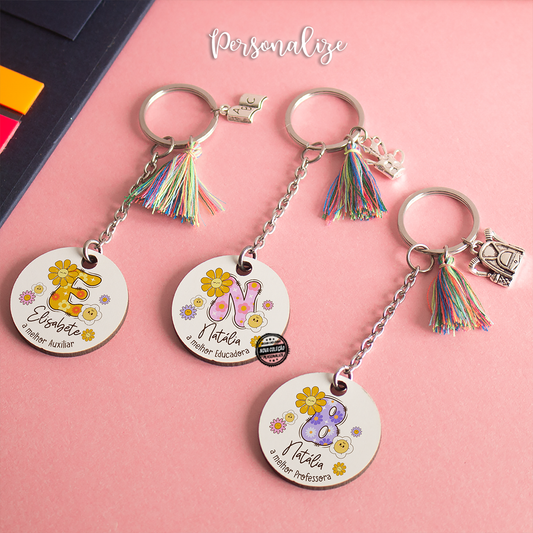 Porta chaves personalizado a pensar na educadora, professora e auxiliar mas pode ser personalizado ao seu gosto.

Com um design floral encantador e a inicial do nome personalizada e pequena frase, esta coleção traz a delicadeza das flores e o toque único que todos adoram!

-Presente perfeito para agradecer
-Ideal para o final do ano letivo, regresso às aulas, natal, aniversário

&nbsp;Porque quem cuidou, ensinou e acompanhou… merece algo especial!

