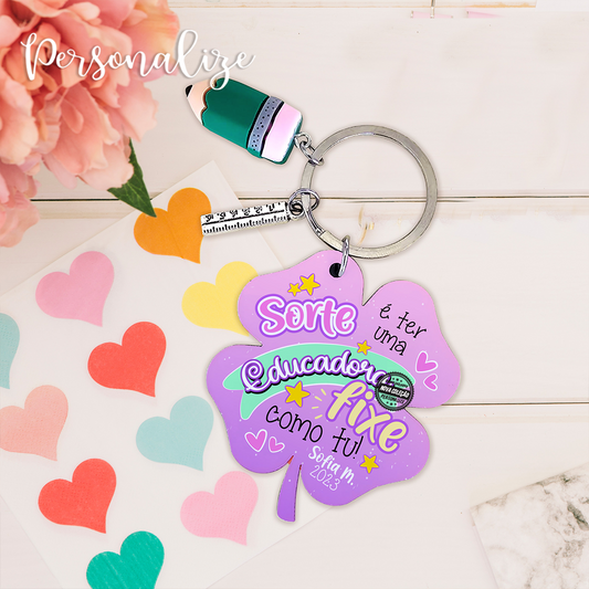 Porta-chaves trevo "Sorte é ter uma educadora fixe como tu". Aproveite a nossa sugestão colocando no texto igual à imagem ou personalize na totalidade como desejar.&nbsp;

Personalize para Professora, educadora, auxiliar, monitora, terapeuta.... com a frase a seu gosto.