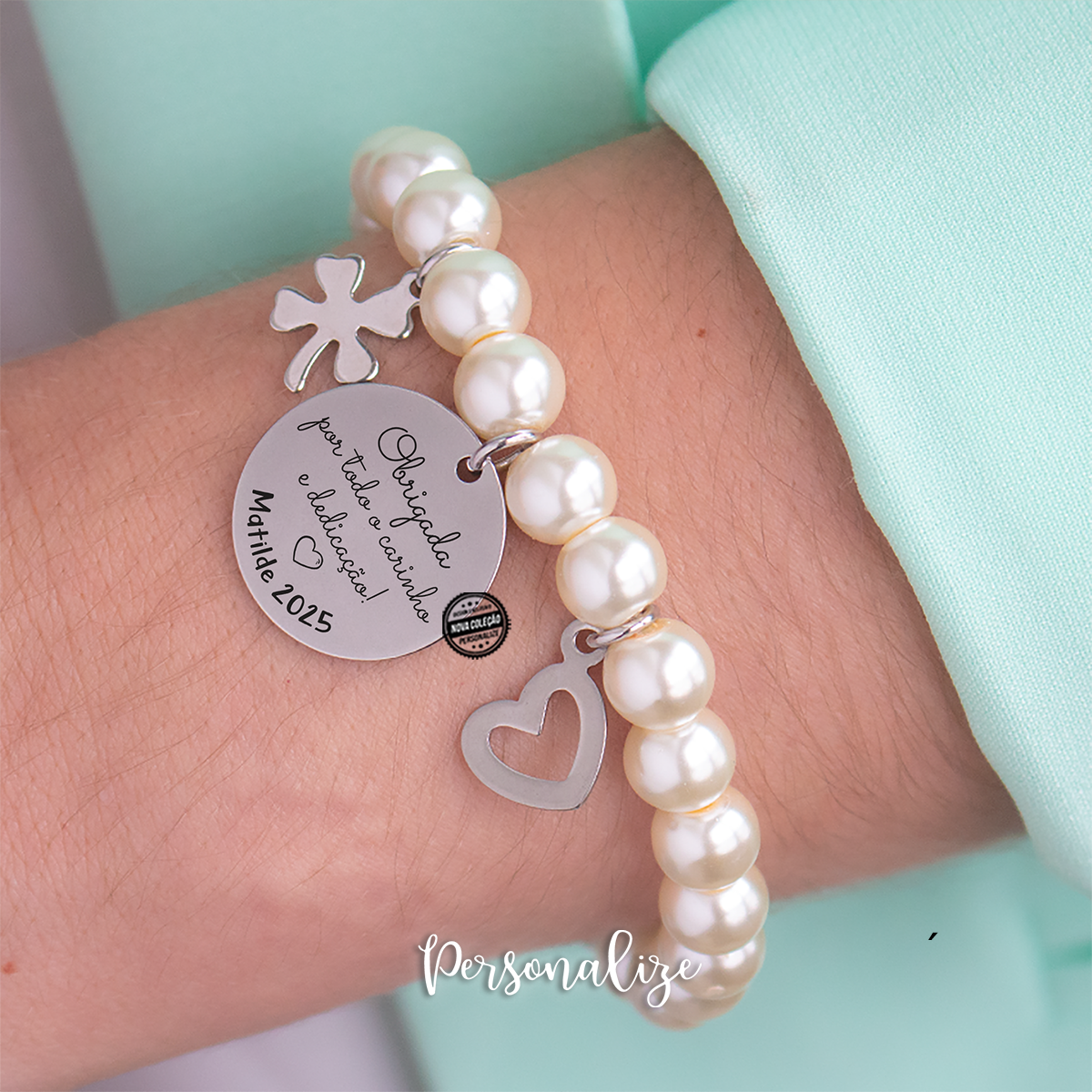 Pulseira em pérolas sintecticas personalizada para professora, educadora, auxiliar, monitora ou até para catequista com elástico e medalha em aço inóx personalizada. Um presente super giro e económico que vai surpreender que recebe.&nbsp;
Agradeça de forma super especial a quem mais merece.
