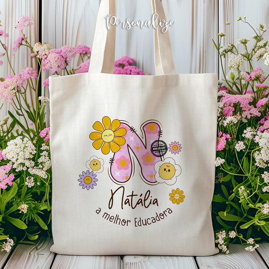 Saco em algodão com um design floral encantador e a inicial do nome personalizada e pequena frase, perfeito para o dia a dia cheio de cor. Personalize com nome e frase a seu gosto.

-Ideal para o final do ano letivo para ofercer à educadora, auxiliar ou professora

🌸 Porque quem cuidou, ensinou e acompanhou… merece algo especial!