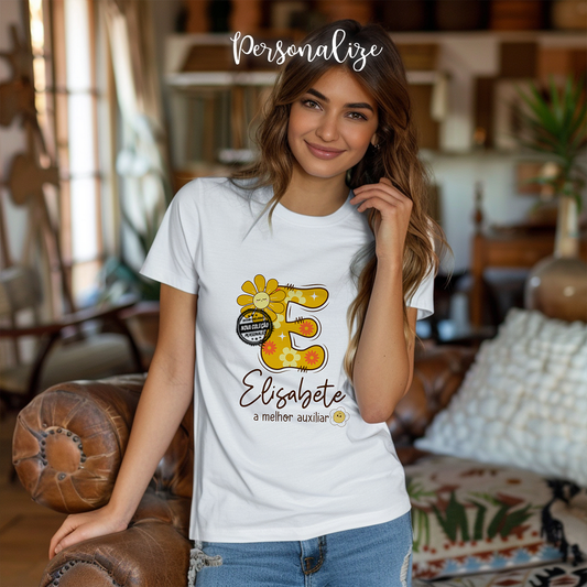 T shirt com um design floral encantador e a inicial do nome personalizada e pequena frase, esta coleção traz a delicadeza das flores e o toque único que todos adoram!

-Presente perfeito para agradecer no final do ano letivo, natal ou aniversário
🌸 Porque quem cuidou, ensinou e acompanhou… merece algo especial!

Presentes personalizados para educadores, auxiliares e professores

