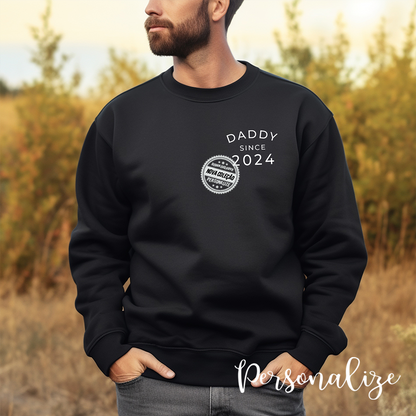 Escolha em t-shirt ou Sweat na sua cor preferida o presente ideal para o seu pai!&nbsp;
Um modelo mais discreto com a personalização estilo bolso, para personalizar com pequena frase que desejar. Disponível do S ao XXL.&nbsp;

A prenda ideal para oferecer ao pai no dia do pai, Aniversário ou Natal.