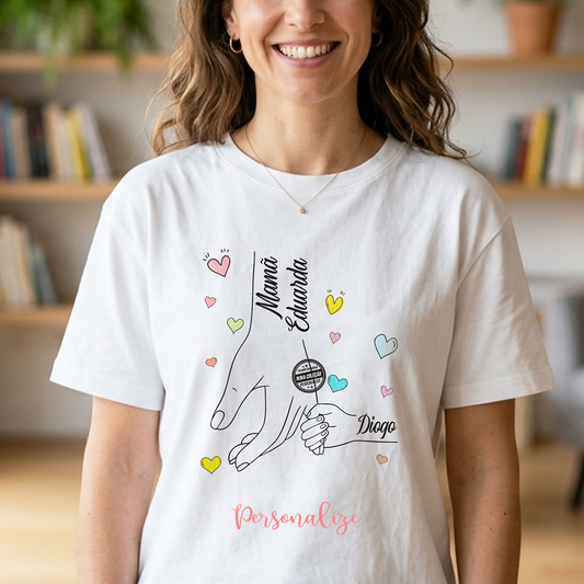 Celebra o que realmente importa: a ligação única entre mãe e filhos. 💛 T-shirt mamã "mãos dadas", perfeita para oferecer à mãe, avó ou para ti própria, é uma forma bonita de levar sempre consigo quem mais ama. Disponível do tamanho S ao XXL. 