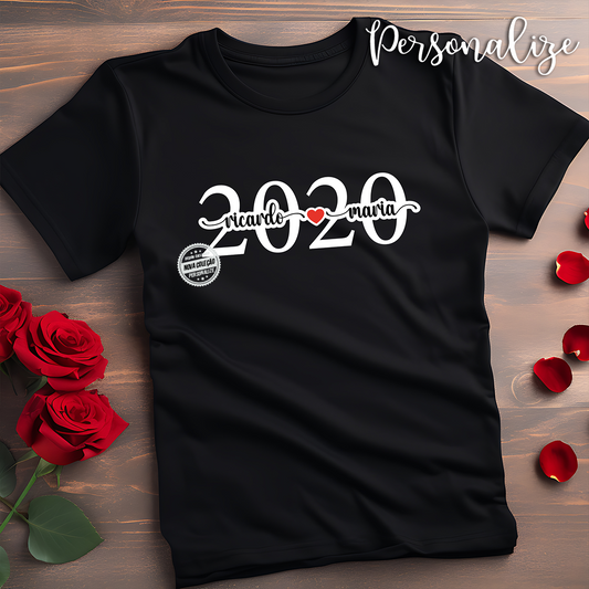 T-shirts para oferecer à sua cara metade. A opção ideal para completar o dia da pessoa que mais gostamos. Ideal para oferecer no dia dos namorados, aniversário, Natal ou dia especial.
Personalize o Ano e os nomes que pretende e terá a tshirt ideal para o namorado/a.