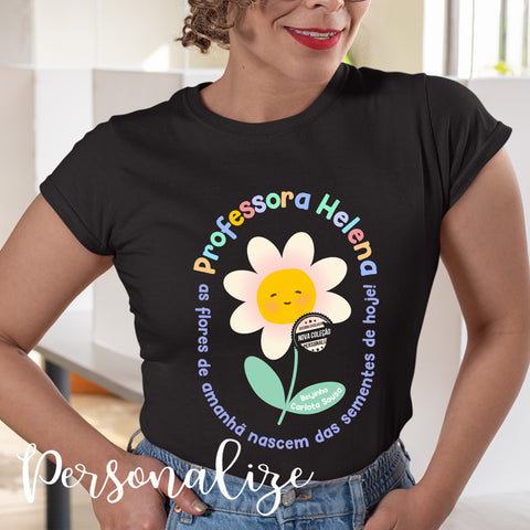 Uma ilustração que é um sucesso na nossa loja, lançada recentemente e pode fazer conjunto com varias peças! Uma excelente sugestão para oferecer no final do ano letivo.  T-shirt " As flores de amanhã nascem das sementes de hoje"  personalizáveis, disponíveis do tamanho S ao XXL.
