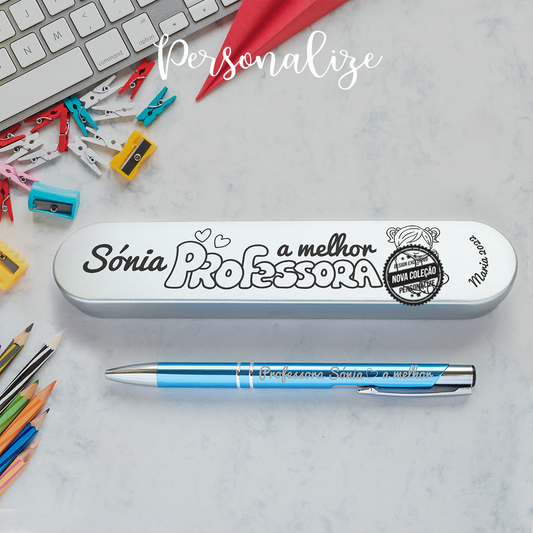 Estojo com caneta em metal personalizado, este estojo incluí um interior em EVA, com um molde para encaixar uma esferográfica metálica, ambas as peças inclui a personalização que pode ser alterada ao seu gosto.