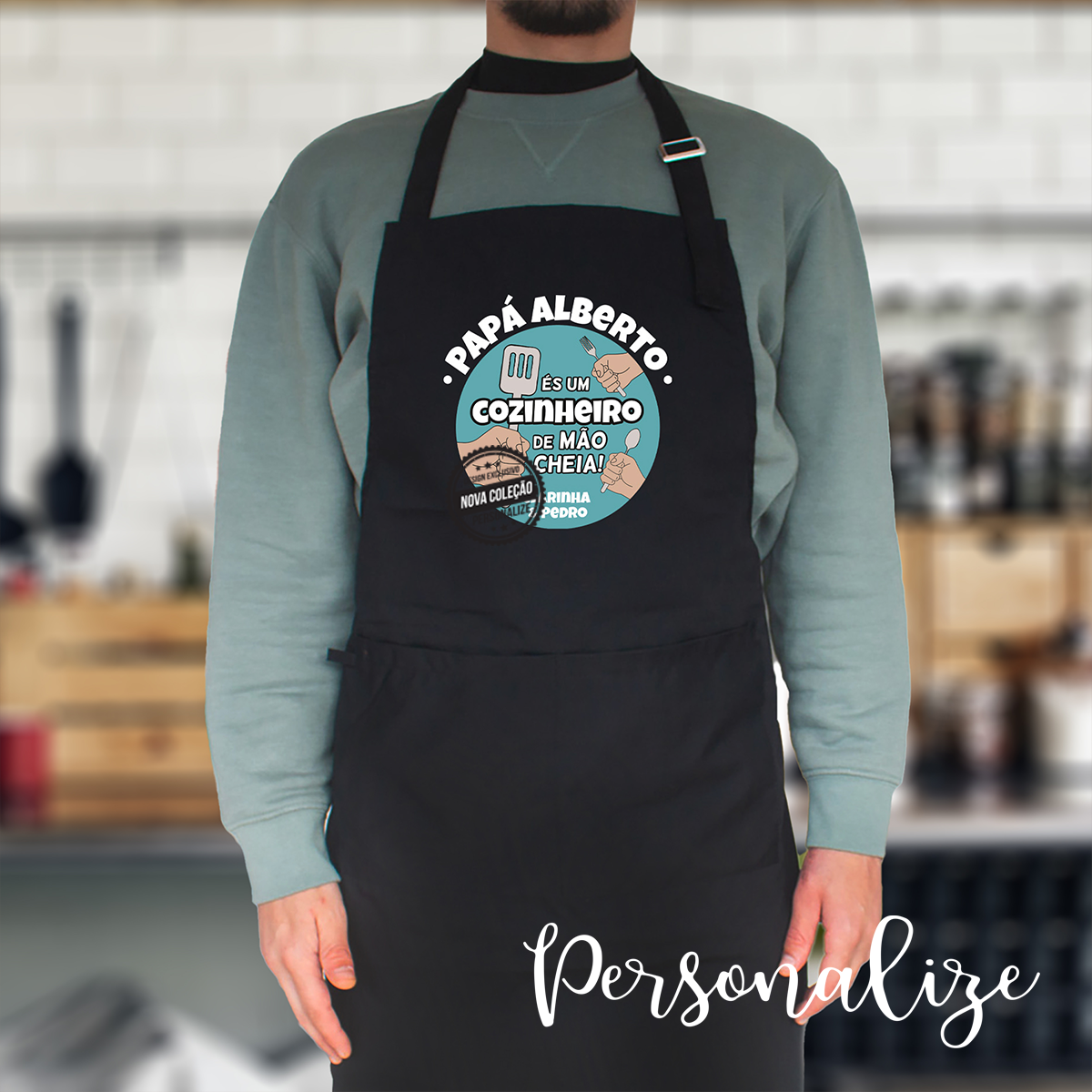 Para os Pais aspirantes a grandes cozinheiros este presente é o ideal!  Avental preto com bolso frontal, alça de pescoço ajustável e ajustável nas costas. Personalize com a frase que desejar. 