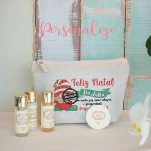 Bolsinha tipo linho com gnoma "Feliz Natal" . Personalize com pequena frase que desejar. Kit inclui em tamanho de viagem um champô, um gel de banho, um condicionar e um sabonete.