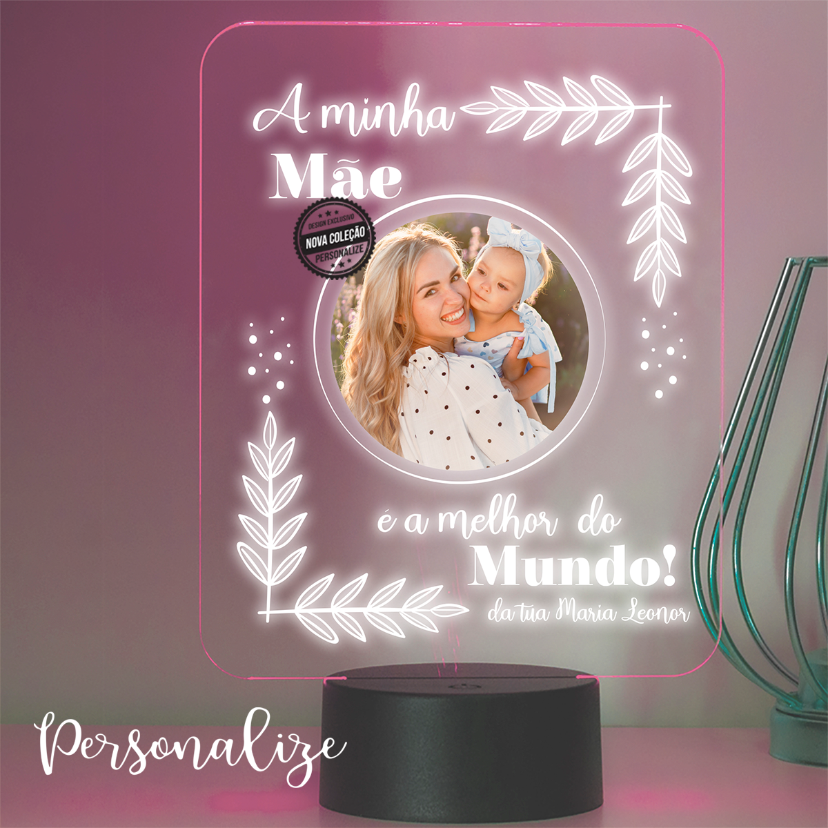 "...É a melhor do Mundo..."  Uma das nossas peças preferidas,  personalizadas por si!   Crie um ambiente super acolhedor com a moldura Led fotografia com 16 cores de luzes e comando para ir alterando ao seu gosto. Pode personalizar com fotografia que deseja e pequena frase   REF:MAE490  Material   Bola em acrílico 23,4x16 cm.  Funciona a pilhas.   Pilhas não incluídas.