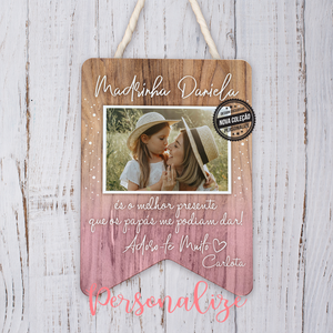 Novidade de Páscoa!   Uma super novidade agora disponível para os padrinhos. Quadro/placa de madeira com gravação de pequeno texto e fotografia. Escolha a sua fotografia preferida e surpreenda com um presente super especial quem mais importa.   REF: MP380  Material  Madeira, corda em macramê.  Medida: 16.3x23cm.