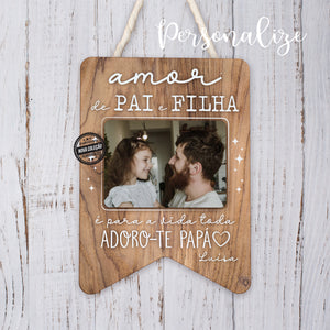Quadro/placa de madeira com gravação de pequeno texto e fotografia. Escolha a sua fotografia preferida e surpreenda com um presente super especial quem mais importa. 