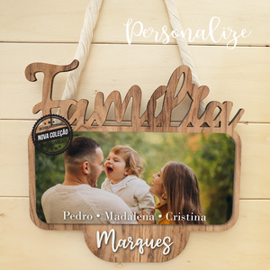 Novidade!   Os nossos quadros/ placas recortadas são uma novidade super gira que pode personalizar com a sua fotografia preferida! Fique atento às novidades e escolha a sua placa para toda a família!   REF: PAI397  Material  Placa de madeira com fita de pendurar em macramê. 