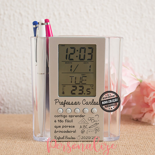 Porta canetas com estação digital