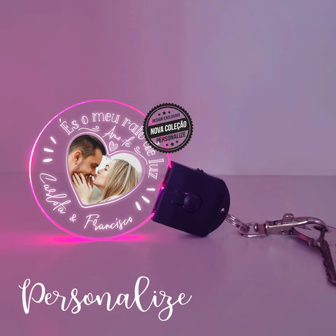 Depois do sucesso das nossas molduras LED com fotografia decidimos que um porta-chaves Led seria um ótimo presente, um dos seus favoritos para levar sempre consigo.  Com 7 cores de luzes para ir alterando ao seu gosto. Personalize com a fotografia ou frase que desejar. 