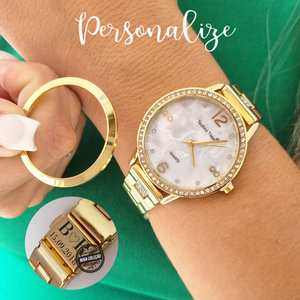 Relógio "2 em 1" dourado em aço inoxidável com 2 aros de mostrador para trocar um liso e outro com zircórnias, com fecho personalizável. Consoante a ocasião mude o seu aro do mostrador para adaptar ao seu look !