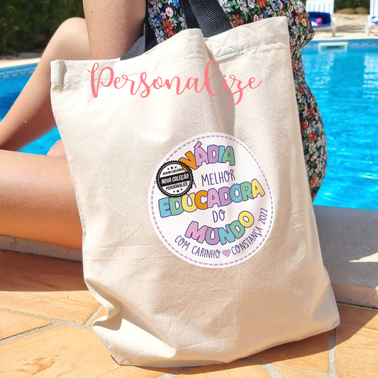 Saco de tecido "Melhor educadora do mundo". Pode personalizar com a frase que desejar.

Este saco, com fole inferior, é feito de 100% algodão, um material ecológico e duradouro que reflete o seu compromisso com o meio ambiente. A sua resistência de 180g garante que pode transportar os seus itens essenciais com confiança, tornando-o ideal para compras, atividades ao ar livre ou simplesmente como um acessório.
Uma sugestão para oferecer à educadora, auxiliar, professora no final das aulas, natal...