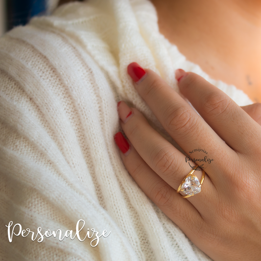 Anel coração " Cristal" com banho de ouro de 18k e zircónia lapidada um modelo de anel super premium e elegante e com stock super limitado. Disponível no tamanho 16mm,18 mm e 19mm. 