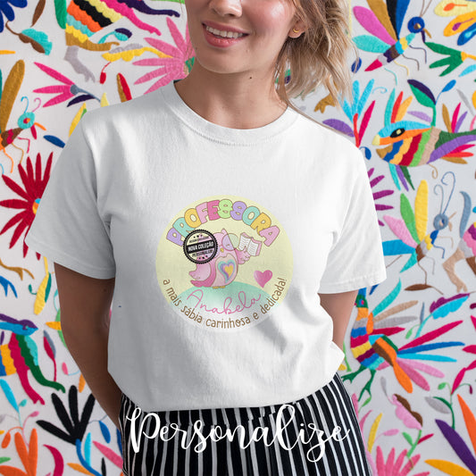 Personalize esta t-shirt com a frase que desejar, mantemos o design e personalize a profissão, nome, e frase se desejar.

A prenda perfeita para a Professora, Educadora, Auxiliar, Terapeuta, Monitora...

Caso deseje para outra profissão coloque no campo de texto a gravar a profissão ou apenas nome que pretende.