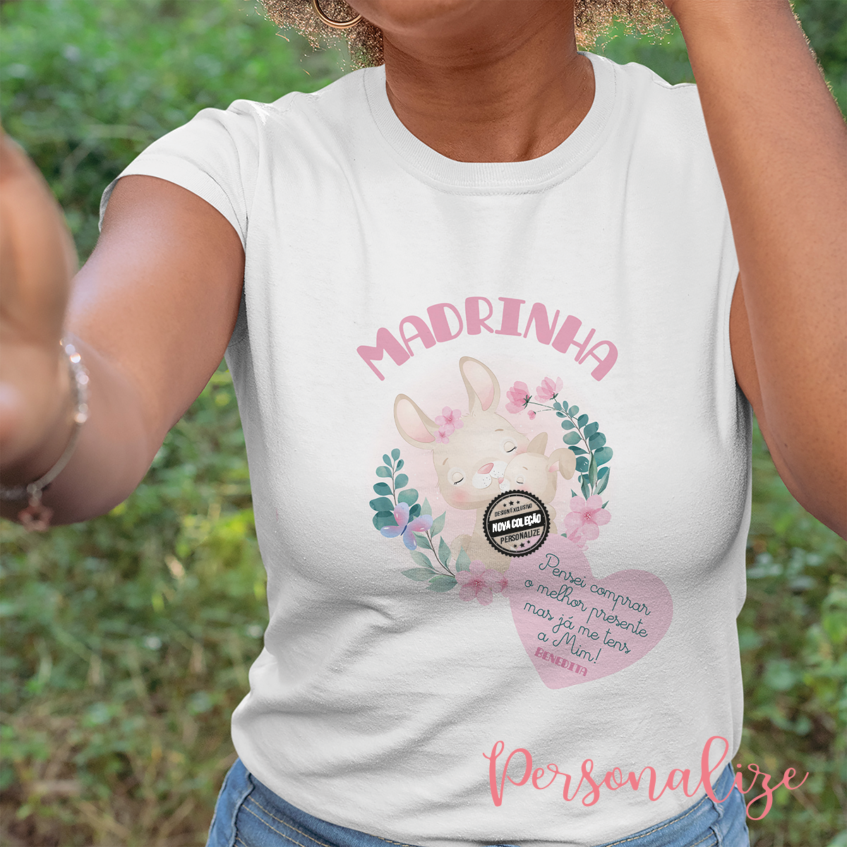 Novidade!   Os coelhinhos mais fofos de sempre numa coleção especialmente dedicada a madrinhas, como resistir! T-shirt 100% de algodão e/ ou saco em algodão e alças em pele sintética personalizados com a frase que desejar. Vendido em conjunto ou separadamente. T-shirt disponível com versão azul quando oferece um menino ou rosa quando oferece uma menina.